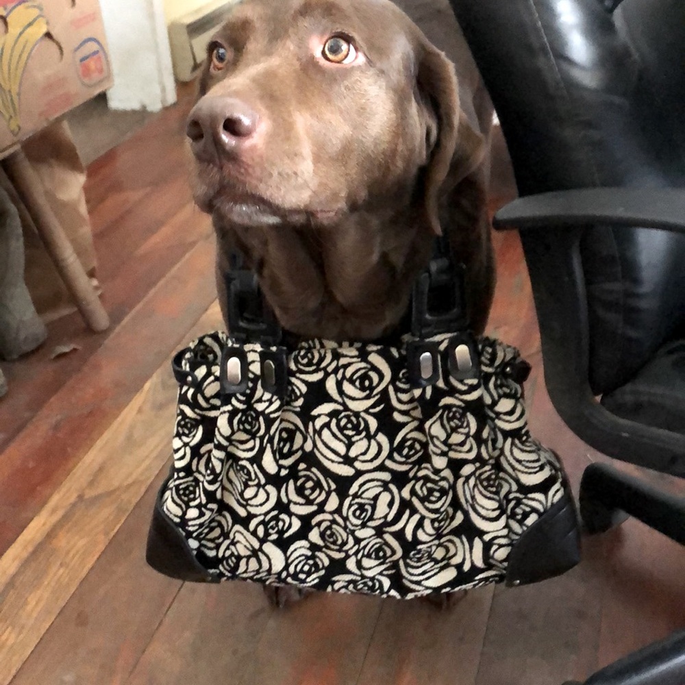 Purse black and white roses